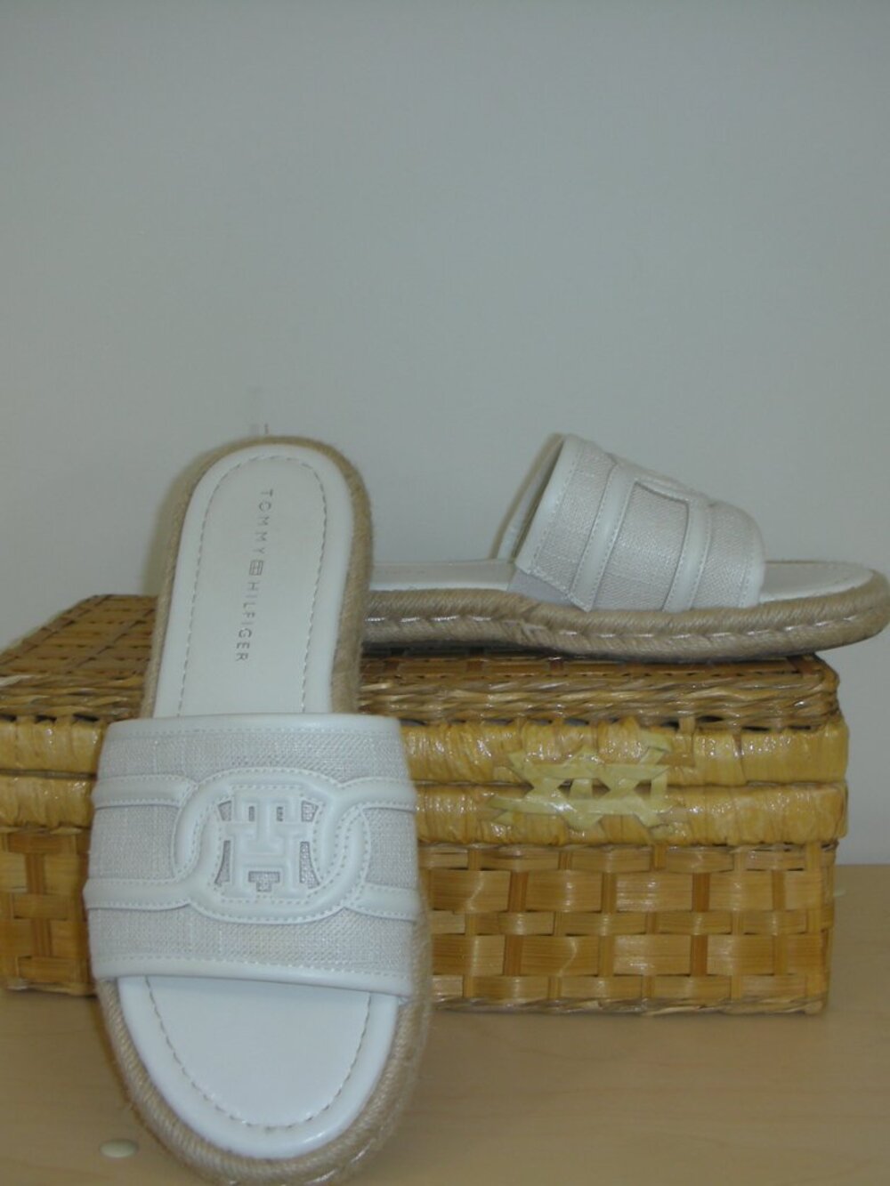 Tommy Hilfiger White Raffia Logo Slide Sandals Size 8 Coastal Summer - Picture 2 of 10